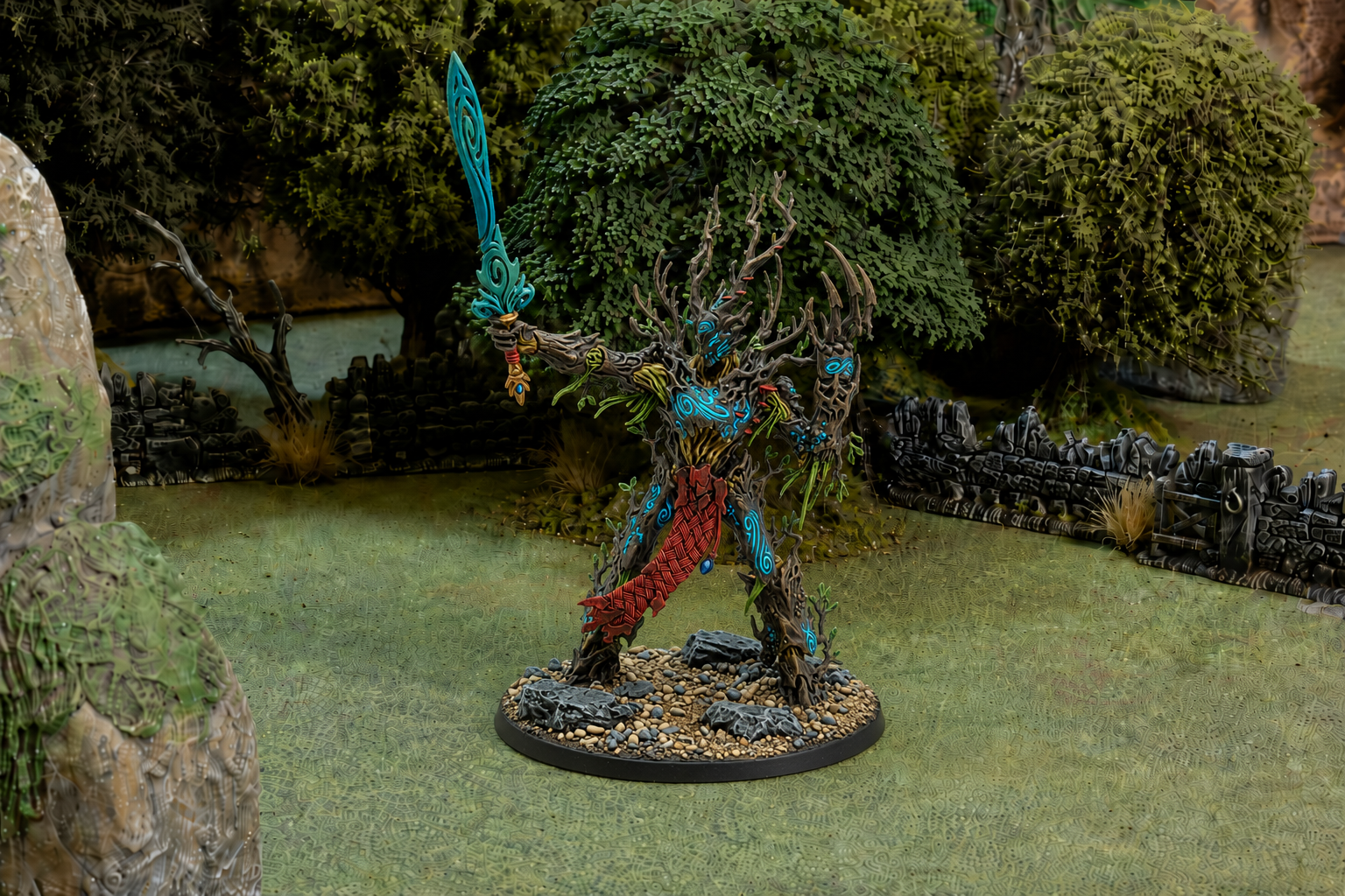 Owain&rsquo;jax, Son of the Jade Forest, striding with drawn blade